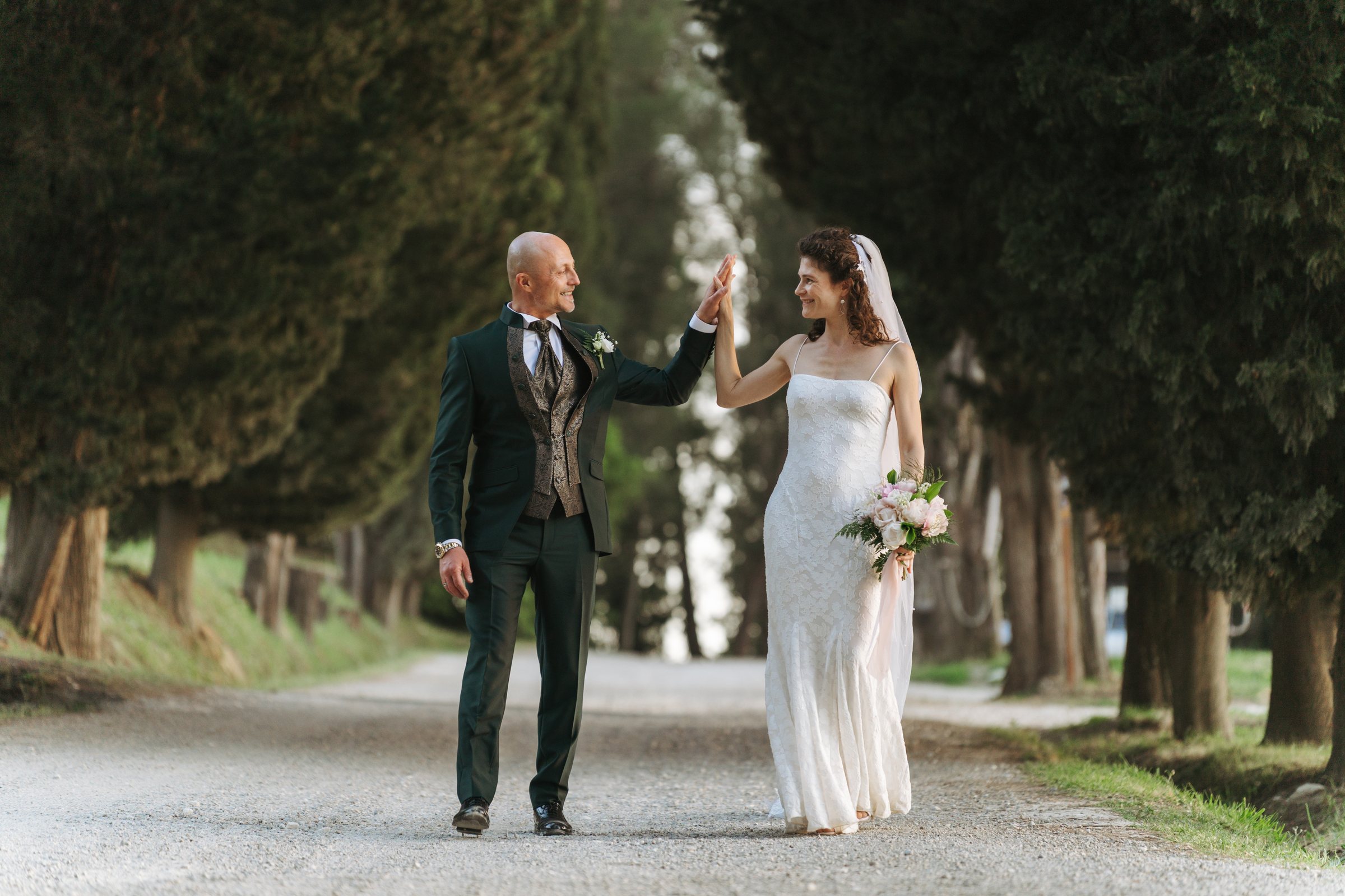 Alessio ed Erika insieme sul viale alberato della location